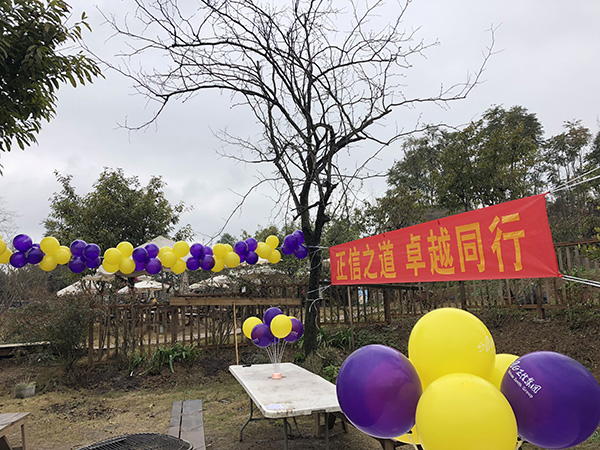 公司组织女员工踏青活动庆祝三八国际劳动妇女节